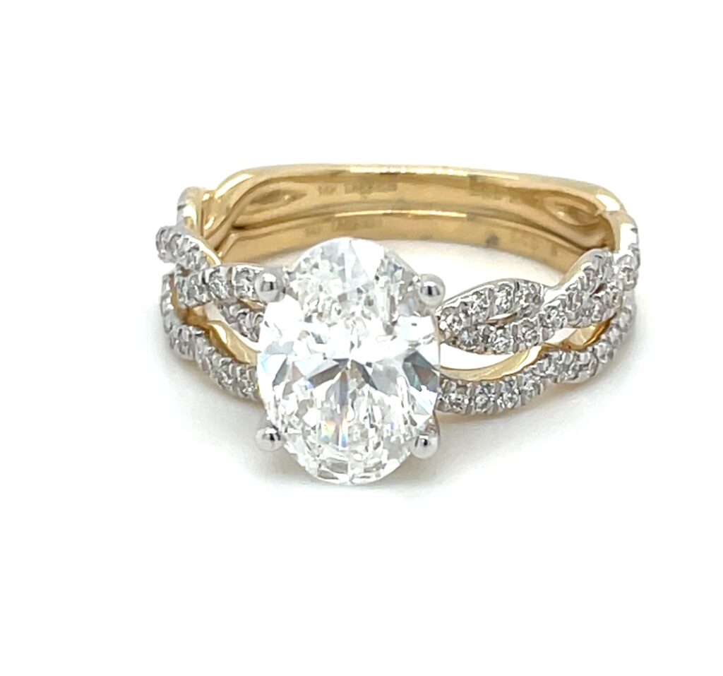 Oval Bridal Set in Yellow Gold